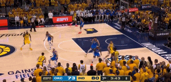 利刃穿心!哈利伯顿中路突击 大三步倚住防守滑翔挑篮打中🤩